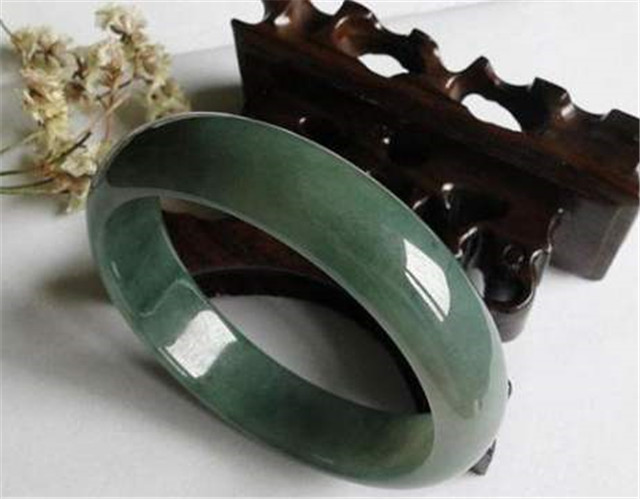 油青翡翠价格高吗？原来是这些因素决定了价格高低！(图文)   第2张