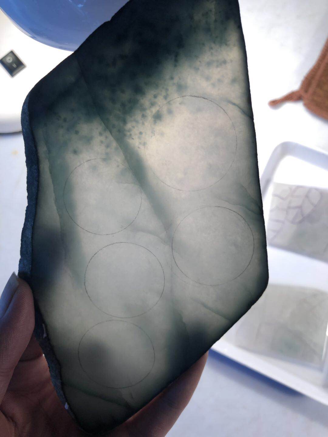 
                从原石到成品，了解翡翠平安扣的制作过程，虽朴实却有深刻寓意！
   第7张