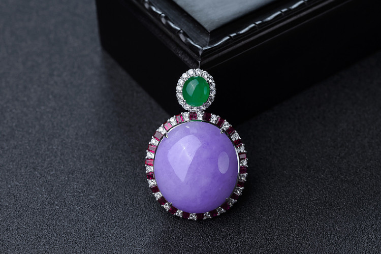 
                紫罗兰翡翠吊坠怎样挑选？什么样的紫罗兰翡翠吊坠好？
   第3张