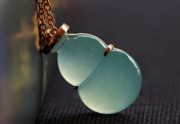 
                晴水翡翠属于什么种？翡翠的种和底有什么联系？
   第1张