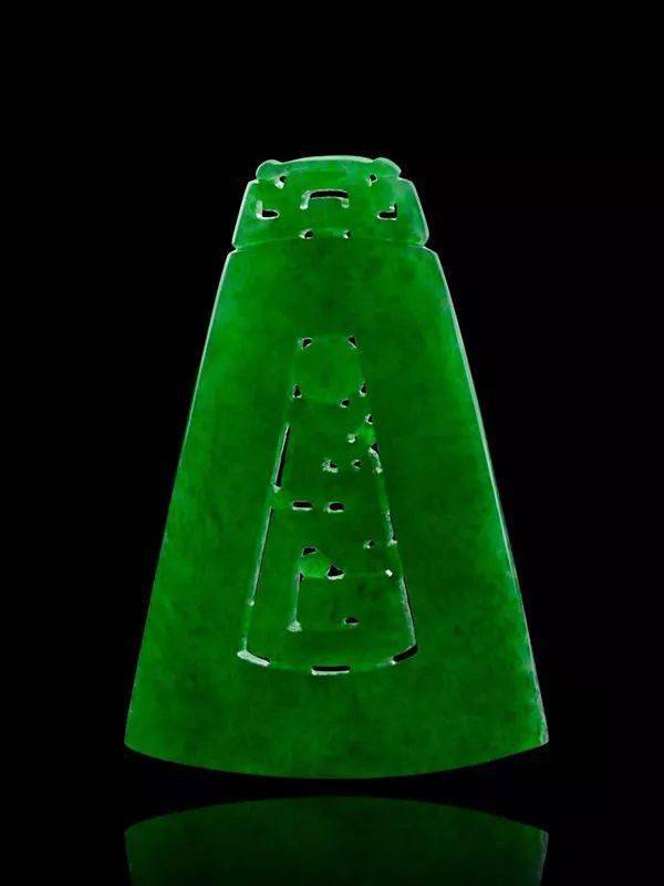 
                翡翠玉雕精品欣赏，给人一种余味无穷的感觉，这是我看过最好的翡翠！
   第14张