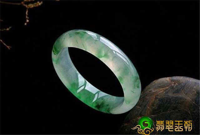 翡翠的文化底蕴你清楚吗？是古典风格灵韵的代表，自古以来长盛不衰！   第1张