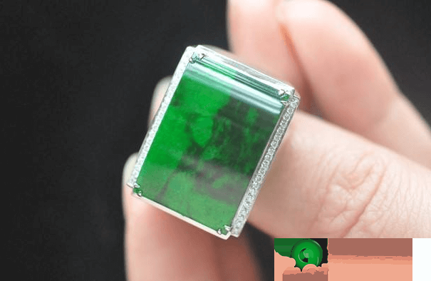 翡翠广片是啥?留意!它看起来很美,却十分易破! 第2张