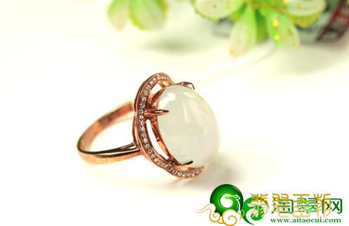 翡翠翡翠戒面的选择小技巧 翡翠翡翠戒面嵌入样式的购买关键点   第1张