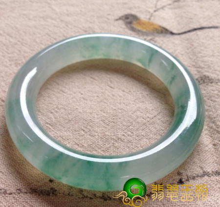 云南省过节送礼增进感情最合适的礼物便是翡翠。   第1张