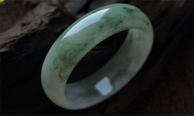 翡翠手镯里面会有气泡吗？出现这种现象可要小心了！   第3张