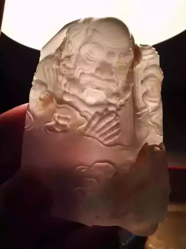 
                像猪蹄一样的翡翠原石，被雕成让人惊叹的罗汉，玉雕师服气了
   第6张