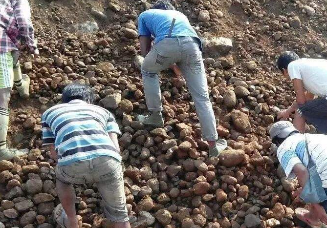 听说缅甸到处都是翡翠原石，去矿山捡翡翠原石可以一夜暴富吗？   第2张