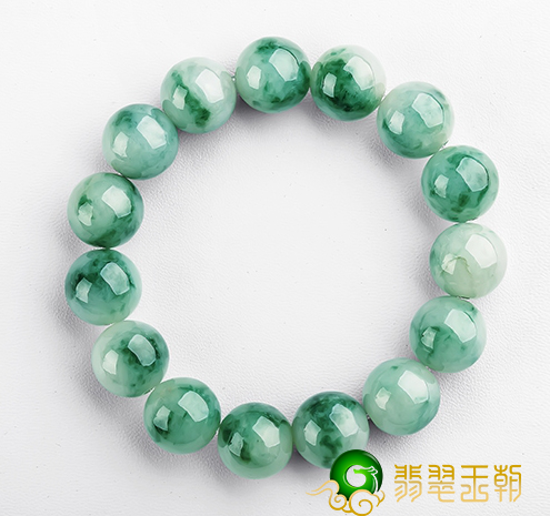 翡翠手串戴哪支手适合 有哪些避讳吗   第1张