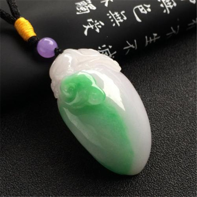 白底飘绿翡翠价格高吗？决定价格的因素你应该知道！   第2张
