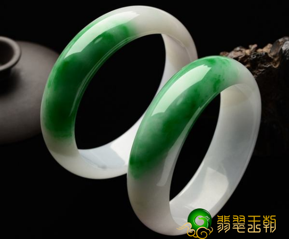 白青底翡翠的特性,原先不清楚它竟然和木那料种还那麼类似 第1张