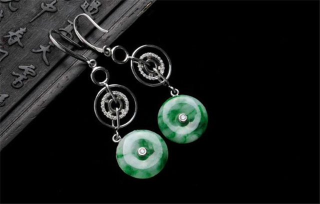 真假翡翠的鉴别方法全靠肉眼?关键几招一看就懂! 第1张