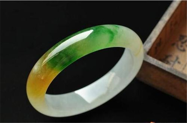黄夹绿翡翠的价值所在哪里?从这四个方面来体现! 第2张