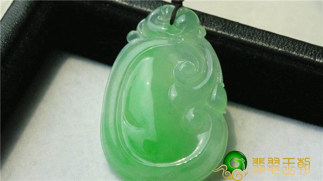 翡翠小挂件用什么样子的好？看了再下决策都不迟！   第1张