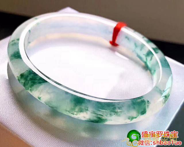 春带彩翡翠手镯价格是多少？为什么春带彩翡翠镯子那么价格昂贵   第1张