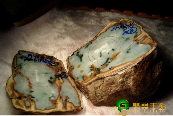 小伙子拿很多年存款买翡翠翡翠原石，一刀切出高冰种赚嗨翻天   第7张