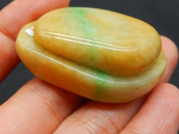 
                捡漏一块大马坎原石，切出罕见的翡翠黄加绿，雕刻后行家出高价买走！
   第1张