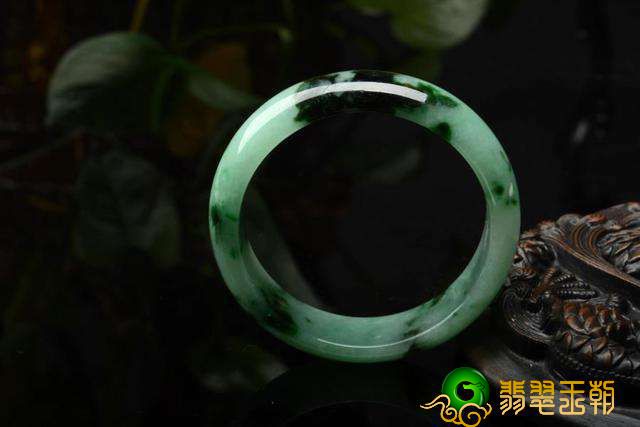 翡翠手镯来源于什么？其是寓意幸福美满、健健康康！   第2张