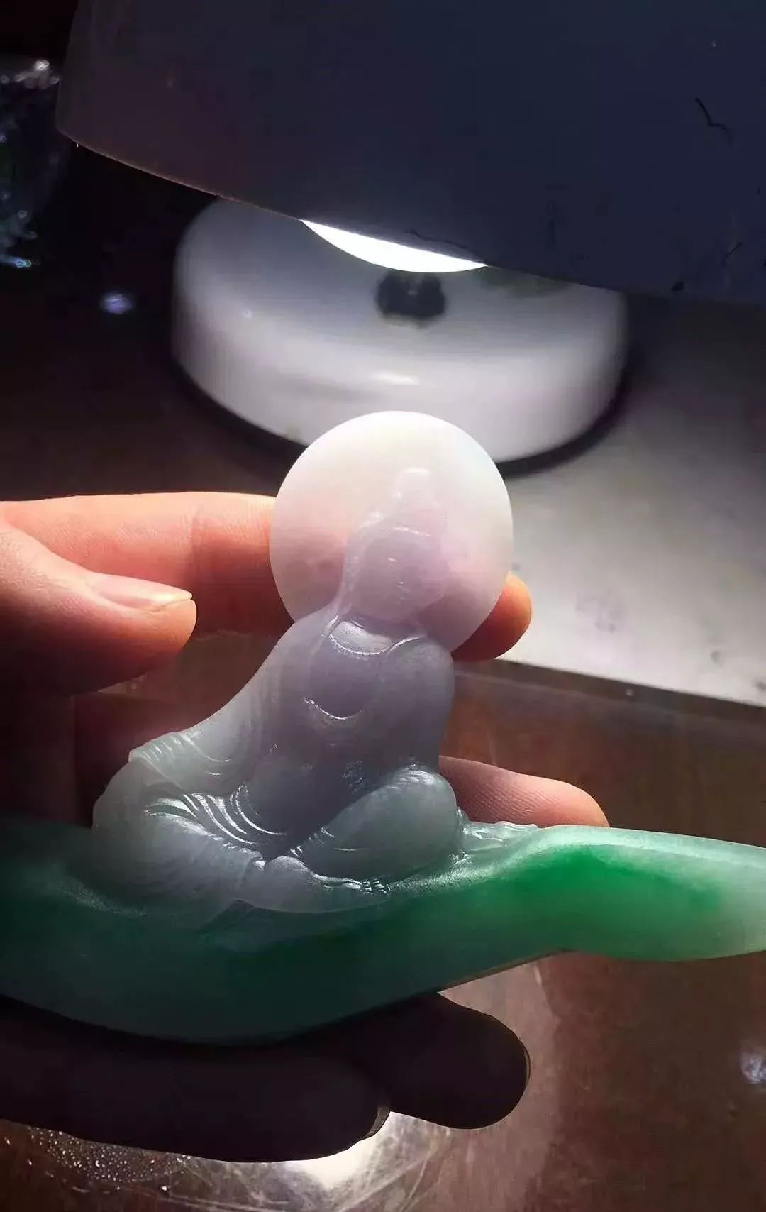 一块让人伤脑筋的春带彩翡翠，被玉雕师的创意拯救后，价值大涨！   第3张