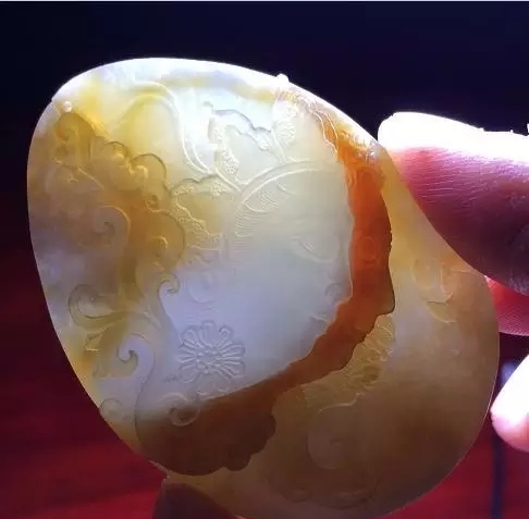 
                一块丑丑的翡翠怪桩料竟然被雕刻师设计的这么惊艳——三世佛！
   第4张