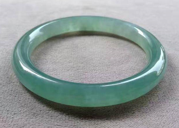 翡翠都会越戴越润吗?不一定!有些翡翠会越戴越“丑”! 第1张