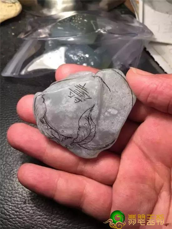 每个人都要想翡翠冰种，实际上冰糯种也很漂亮，看一下这两块料子就了解   第11张