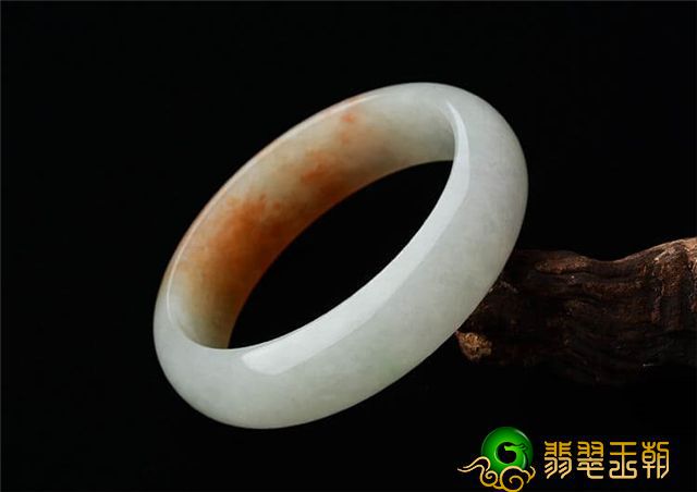 鲜红色的翡翠镯子是真是假?它的价钱高不高! 第4张