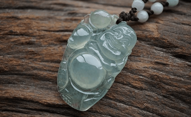 老人适合戴什么形状的翡翠吊坠？这要根据翡翠吊坠的寓意决定！   第2张