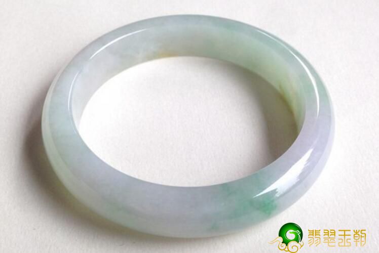 多色翡翠镯子的价钱贵便宜?翡翠色调这么多总有了你喜爱的一种 