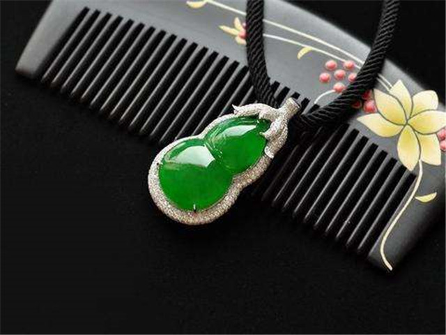 翡翠颜色越绿越好吗?答案可能出乎很多人意料! 第3张