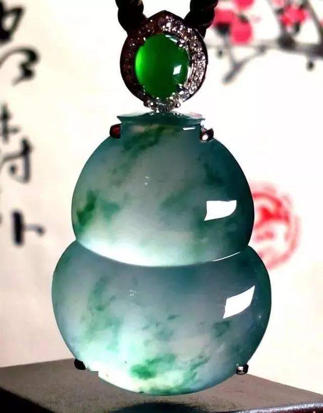 
                飘花翡翠一定比无飘花翡翠贵吗？这可不一定
   第1张