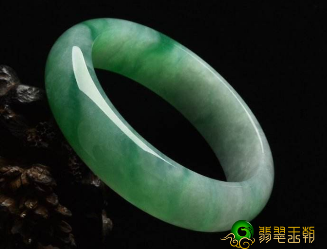 配戴翡翠时必须注意什么，留意这几个方面会给你的翡翠更好看   第3张