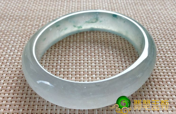 不清楚贵妃手镯和圆镯哪样好？实际上回答一目了然！   第2张