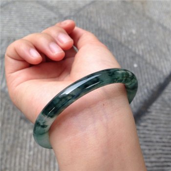 翡翠手镯鉴别小方法之翡翠手镯怎么清洁和保养？   第1张