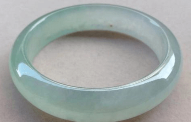 
                晴水翡翠手镯多少钱？哪里买晴水翡翠比较靠谱？
   第4张