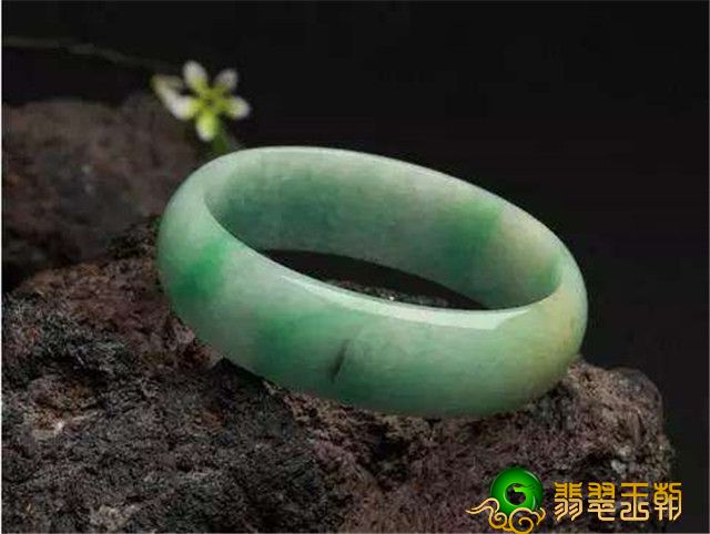 翡翠手镯来源于什么？其是寓意幸福美满、健健康康！   第3张