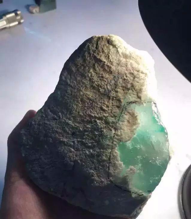 
                挑选翡翠原石方法，内行人总结的三大技巧
   第3张