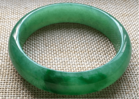 糯种翡翠又分为哪几种？细糯满绿翡翠手镯价格是多少？   第1张