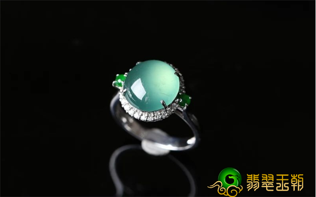 翠绿色翡翠戒指合适年青人吗？翠绿色翡翠戒指是否会老气？   第2张