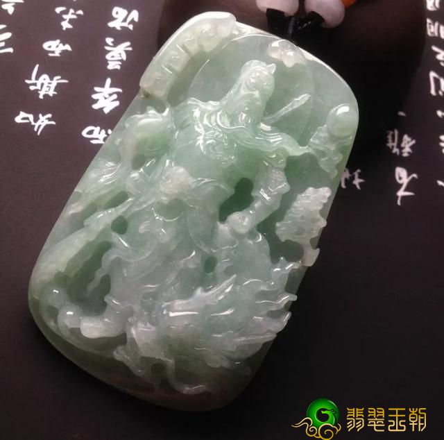 豪气干云闯荡江湖，翡翠关公像为什么戴绿帽子？   第1张