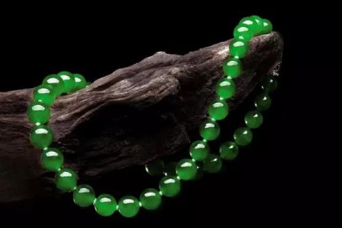 各种各样翡翠饰品中，颈链的升值空间高吗？一般是要多少钱？​   第1张