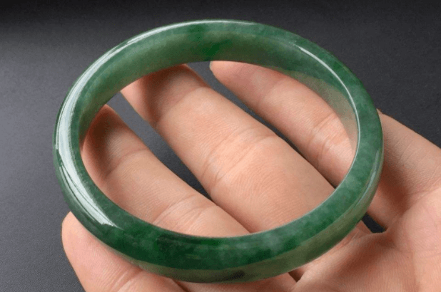 想了解冰种油青翡翠价格吗？赶紧来看看吧！   第3张