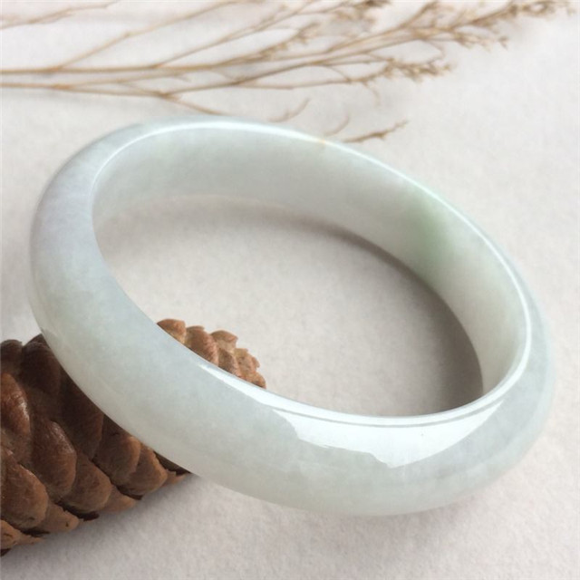 白糯种翡翠手镯价格高吗？我们要如何保养它？   第1张