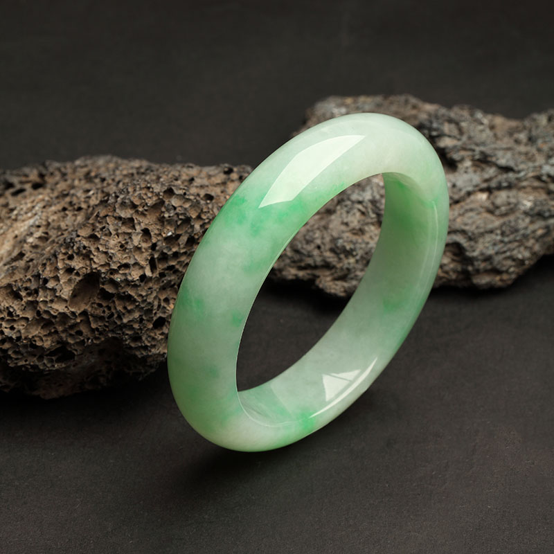 为什么我们都建议翡翠手镯要戴在左手上？这其中的奥妙，你一定要知道！   第3张