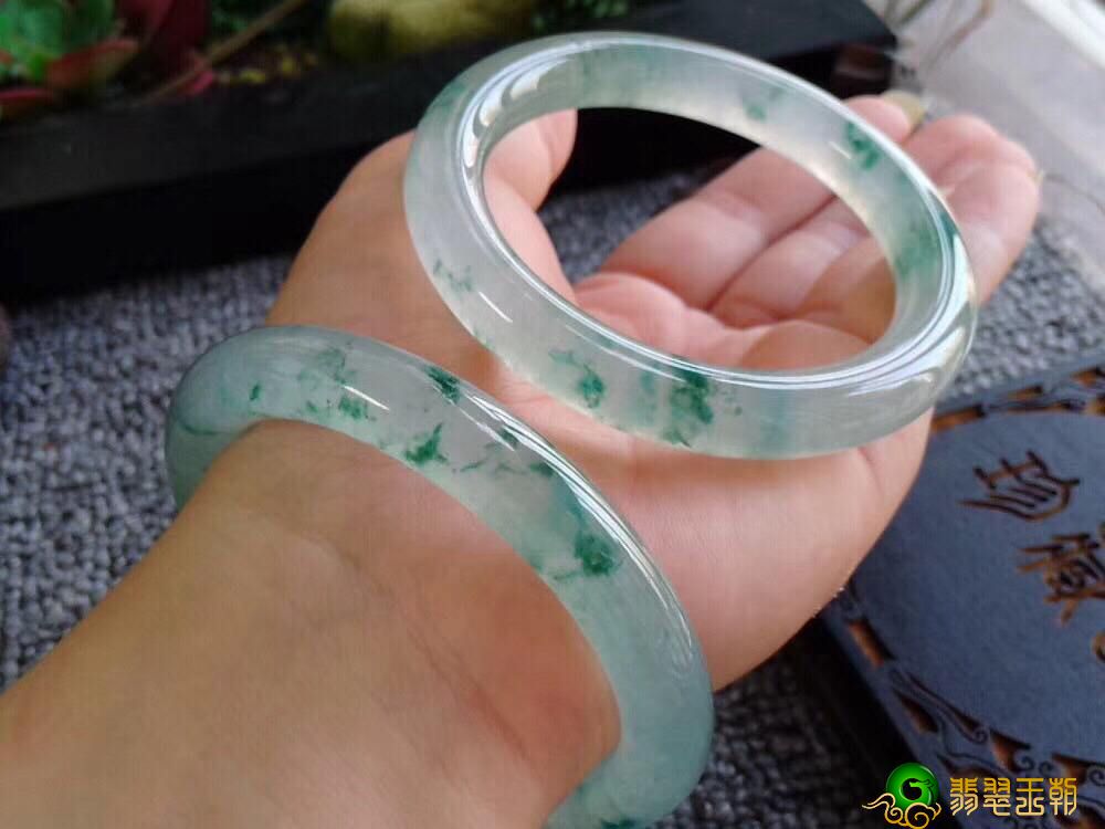 如何确定翡翠手镯价格？为什么它们的价格相差悬殊？   第3张