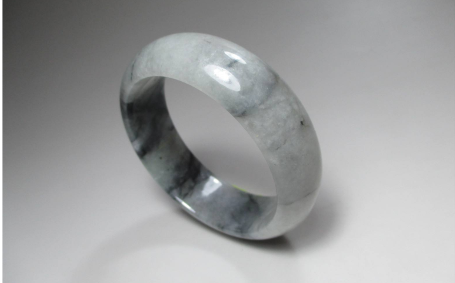 白灰色翡翠手镯值钱吗？扒一扒翡翠手镯挑选“三不要”！   第2张