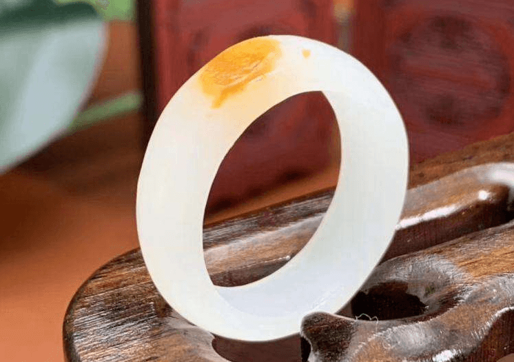 和田玉戒指适合什么年纪人戴?别让年龄束缚了你! 第2张