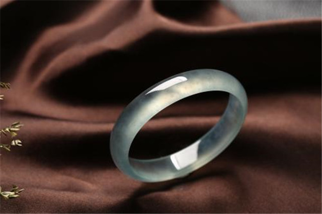 翡翠手镯有裂纹价格还会高吗？一文为你揭开答案！   第3张