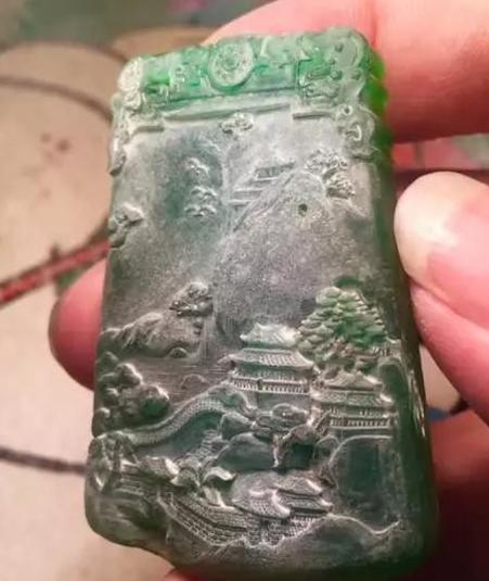 
多裂的翡翠毛料，花了巨资用好工去手工雕刻，值得吗？
   第3张