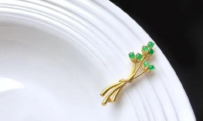 翡翠胸花适合什么样的人戴？翡翠胸花镶嵌图片大全   第2张